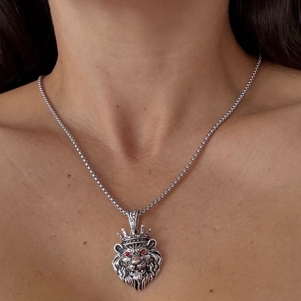 Noir NYC silver pendant lion head necklace